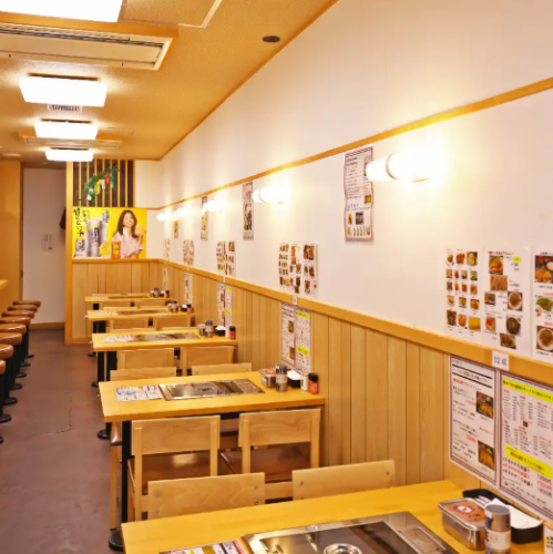 4名様掛けのテーブルを5卓ご用意しております。賑やかな雰囲気の中でお酒を飲みながら様々な串カツをどうぞ