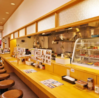 7名様掛けのカウンター席をご用意しております。お一人様にも対応ができるようカウンター席を設けております。目の前で串カツが揚げられる様子も一興です。