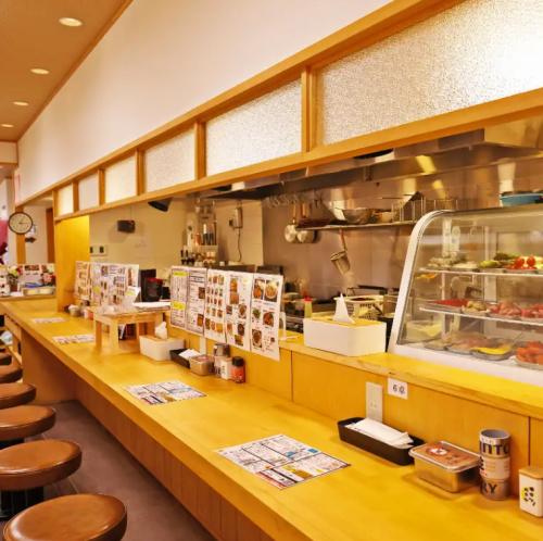 7名様掛けのカウンター席をご用意しております。お一人様にも対応ができるようカウンター席を設けております。目の前で串カツが揚げられる様子も一興です。