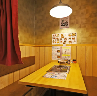 4名様掛けのテーブルを1卓ご用意しております。カーテンをしめれば、半個室的な空間となり、大切な人たちとプライベートシーンを満喫できます。