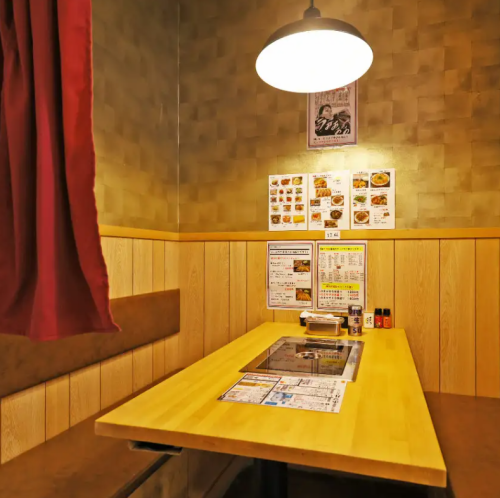 4名様掛けのテーブルを1卓ご用意しております。カーテンをしめれば、半個室的な空間となり、大切な人たちとプライベートシーンを満喫できます。