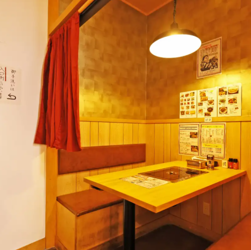 4名様掛けのテーブルを1卓ご用意しております。ゆとりのある椅子でゆったりとお食事をお召し上がりいただけます！