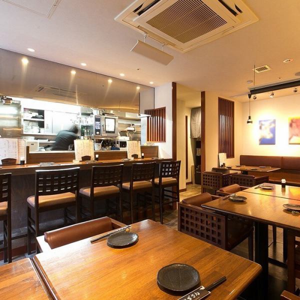 【宴会、女子会、デートなどに】開放的でスタイリッシュな店内にお思わずドキドキ。カウンター席で明るく元気な店員さんと話すのも良し。テーブル席で仲間とワイワイ盛り上がるのも良し。リラックスできる空間で絶品料理を楽しんでみては？