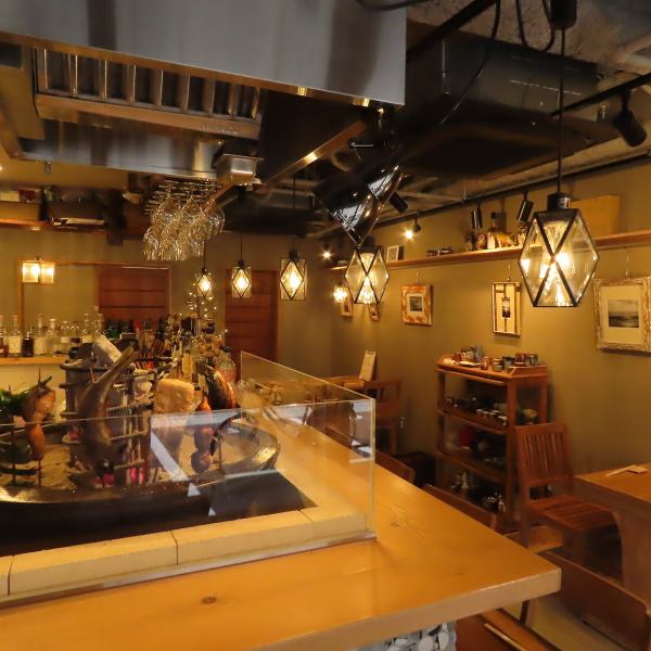 [Western-style stylish space] Everyone can spend a relaxing time in this wonderful space with a Western-style wood scent.Coupled with the large selection of alcoholic beverages and colorful sake vessels, once you've been there, you'll definitely want to visit again!