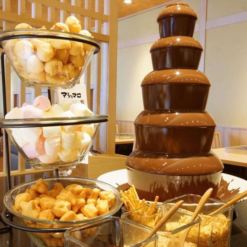 The chocolate fountain is extremely popular with women and children! All-you-can-eat desserts are also available.
