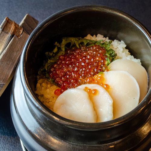 Scallop and salmon roe rice in clay pot