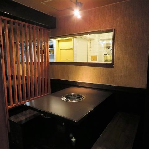 【適合各種場合的房間和氛圍◎】本店設有適合各種場合的易用房間。我們提供各種類型的房間,從適合小型團體的房間到可以容納大型團體的寬敞房間,應有盡有。榻榻米房間裡還配備了老年人專用椅子,三個世代就可以一起使用了。