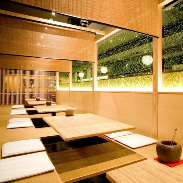 The horigotatsu-style banquet seats where you can stretch your legs and relax are a Japanese space with a sense of openness.You can enjoy meals and conversations while relaxing in the interior where you can feel the warmth of wood.When you use it, the partition is lowered and it becomes a semi-private room, so you don't have to worry about your surroundings.It can be used casually for small gatherings, such as casual banquets with company colleagues and friends.