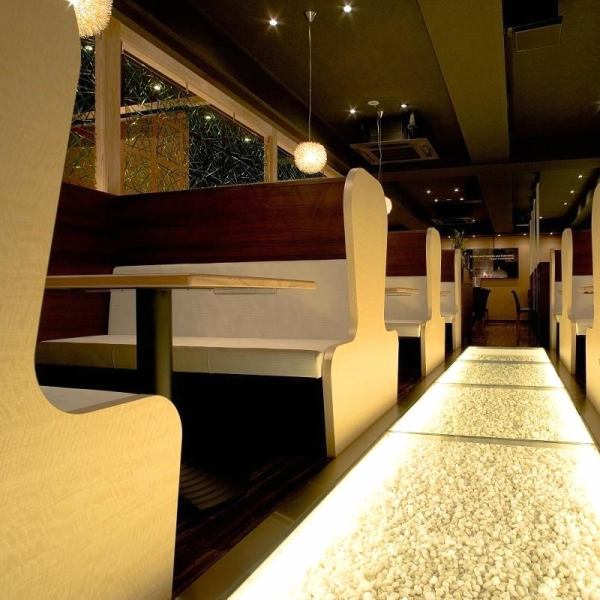 We also have box-type seats where you can dine while looking at the stylish space and night view! You can enjoy food and drinks at the large table without worrying about the space.Accommodates up to 4 people.The small number of people makes it easy to relax, perfect for a casual banquet with friends or a girls' party.