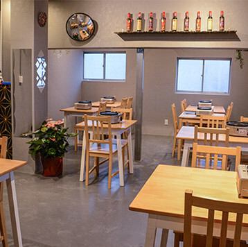 大人数でも安心の広々空間を完備し、宴会に最適な開放感があります。柔らかな照明と落ち着いたテーブル配置で、賑やかなシーンでも快適に過ごせる設計♪椅子やテーブルもゆとりを持たせ、大人数での寛ぎを実現☆