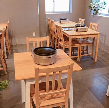 少人数向けの落ち着いたテーブル席やカウンター席を配置。親密な会話をしながら、焼肉を満喫できる雰囲気が魅力◎空間は区切りを活かしプライベート感を演出し、居心地よく長居したくなる特別な場所を提供！