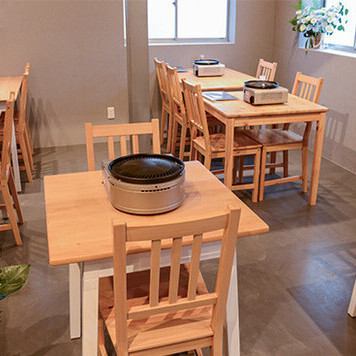 落ち着けるテーブル席