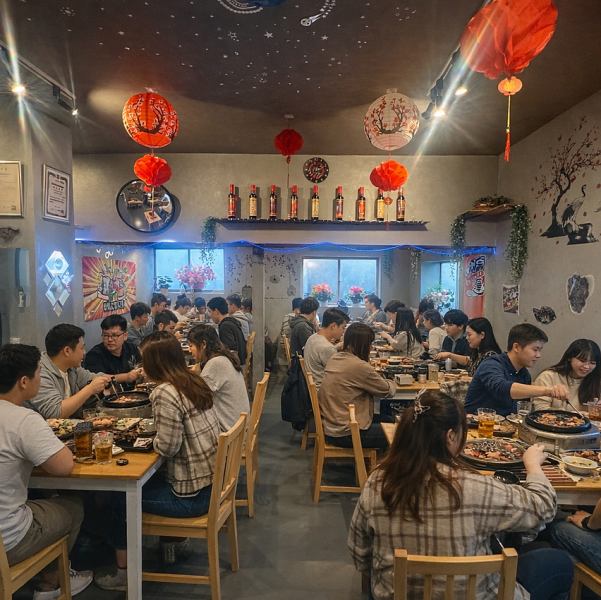 大人数でも安心の広々空間を完備し、宴会に最適な開放感があります。柔らかな照明と落ち着いたテーブル配置で、賑やかなシーンでも快適に過ごせる設計♪椅子やテーブルもゆとりを持たせ、大人数での寛ぎを実現☆