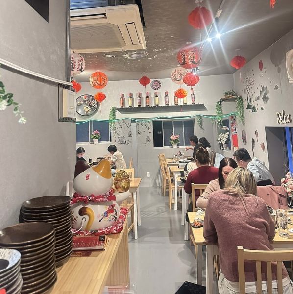 少人数向けの落ち着いたテーブル席やカウンター席を配置。親密な会話をしながら、焼肉を満喫できる雰囲気が魅力◎空間は区切りを活かしプライベート感を演出し、居心地よく長居したくなる特別な場所を提供!