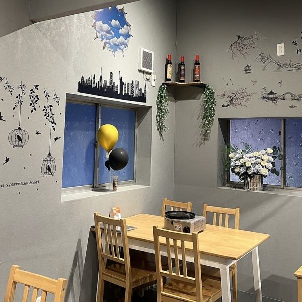 店内は清潔感と温かみを大切にし、ベトナムのお酒を楽しめる異国風の装飾を取り入れた特長的な雰囲気。駅チカでアクセスの良さも抜群!多言語対応可能なサービスで、海外のお客様にも安心して過ごせる空間です☆