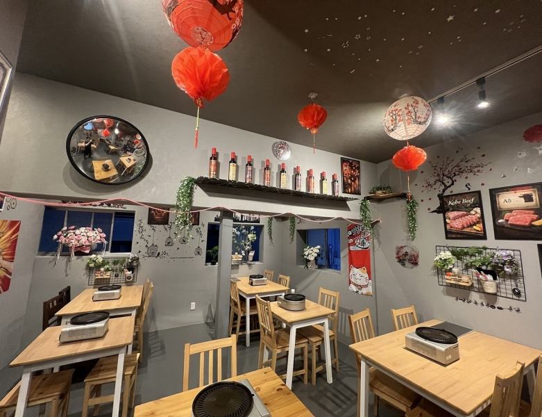 店内は清潔感と温かみを大切にし、ベトナムのお酒を楽しめる異国風の装飾を取り入れた特長的な雰囲気。駅チカでアクセスの良さも抜群！多言語対応可能なサービスで、海外のお客様にも安心して過ごせる空間です☆