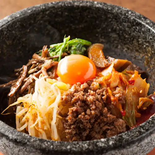 石頭煮熟的石鍋拌飯