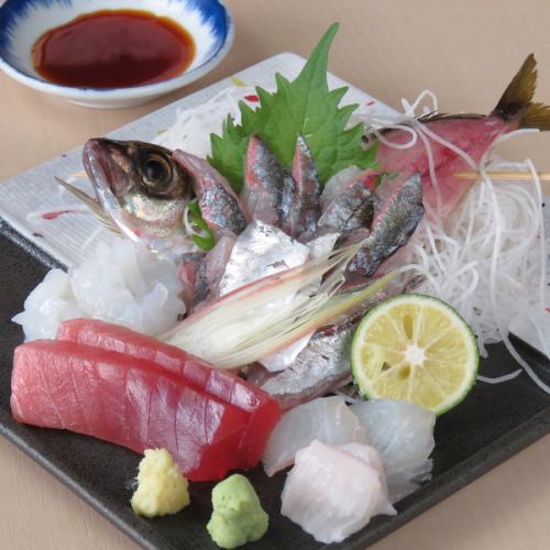 品嚐各種時令鮮魚☆“活魚生魚片5種拼盤”1,720日元（含稅）～