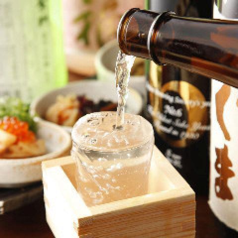 厳選して取り寄せた地酒と焼酎。毎朝仕入れる新鮮な海の幸と共に。