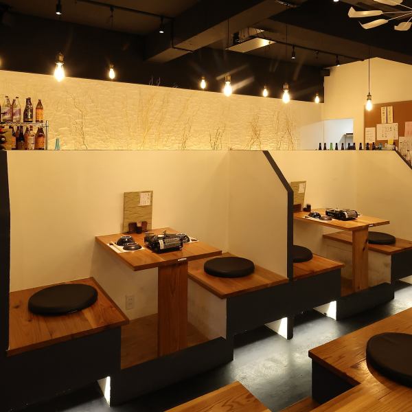 【お席でゆったり、カウンターでしっぽり、宴会でのご利用も◎】おひとり様、デートなどにはカウンター席、2名様以上のお食事にはテーブル席の利用がおすすめです♪宴会での利用にもピッタリです！！落ち着いた店内でゆったりとおくつろぎください★