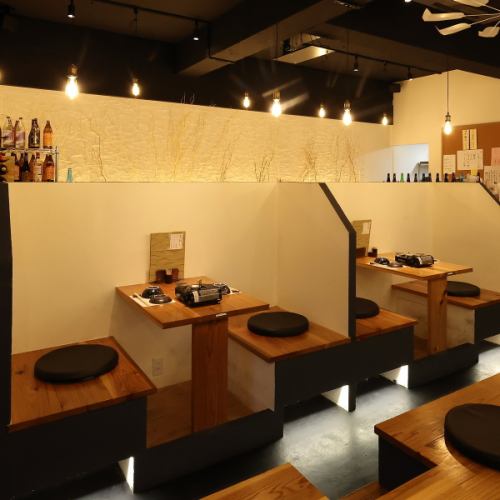 <p>【お席でゆったり、カウンターでしっぽり、宴会でのご利用も◎】おひとり様、デートなどにはカウンター席、2名様以上のお食事にはテーブル席の利用がおすすめです♪宴会での利用にもピッタリです！！落ち着いた店内でゆったりとおくつろぎください★</p>