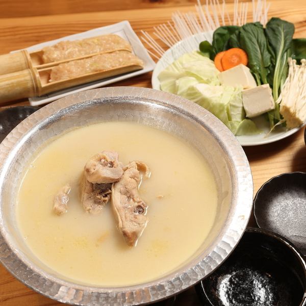 【接待や記念日にも】鶏の様々な料理に加え、熊本県から直送の馬刺しが入ったコース5,500円(税込）