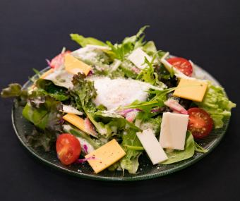Thick-sliced bacon Caesar salad with 3 types of cheese