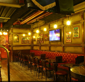 The shop is lined with full-fledged pub mirrors purchased from London and is truly a hideout pub in London.We will make beer and steak more delicious ♪ * There is a charge of 300 yen per person only for sofa seats.
