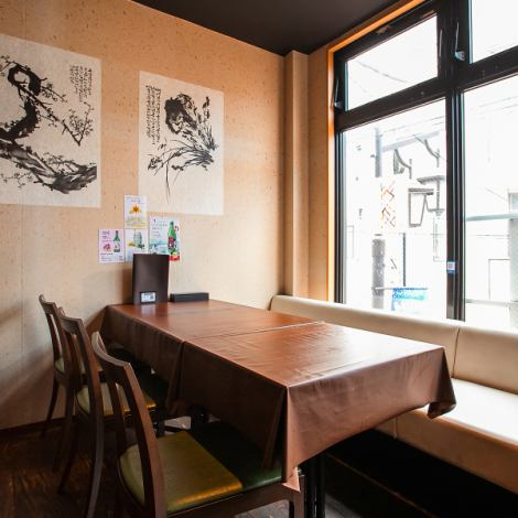店内奥のテーブル席ではくっつけての大人数でのご利用が可能です！大人数のグループや家族連れでもゆったりとお食事を楽しめます。貸切でのご利用も承っておりますのでぜひお電話でご相談ください！