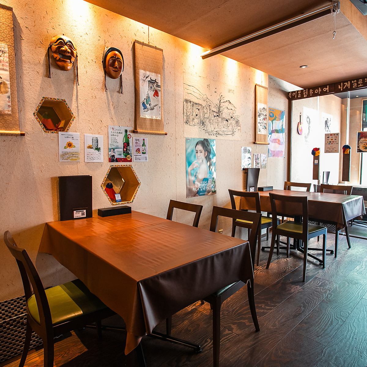 当店は韓国の古民家を彷彿とさせる店内になっております！