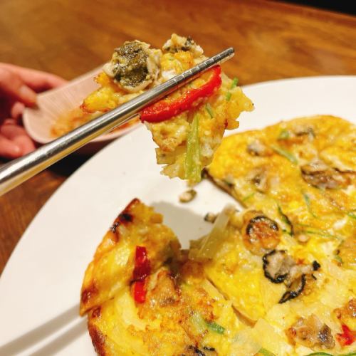 New menu announcement📢
A luxurious version of Kim's standard menu "Oyster Pajeon" is born❗️
It is packed with oysters from Hiroshima, and the rich aroma of the sea is irresistible.
¥2000
#Oysters #Pajeon #Chijimi
#Ota Ward Gourmet #Ikegami Line Gourmet #Kamiikedai Gourmet #Nagahara Gourmet
#Nagahara Station #Korean restaurant in Nagahara #한국요리맛집