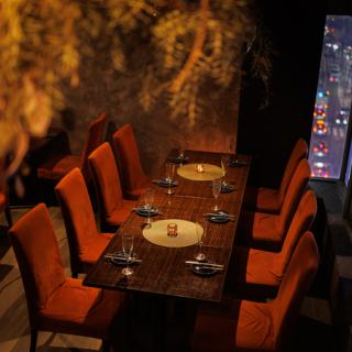 会社宴会や同窓会、ウェディング2次会など大型イベントに対応。マイク・演出・料理すべてに自由度を持たせた、贅沢な空間の使い方が可能です。