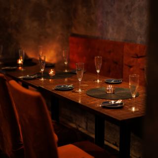 完全個室で、周囲を気にせず会話と料理を楽しめる特別席。記念日デートやプロポーズ、クローズドな接待にも重宝されるプライベート空間です。