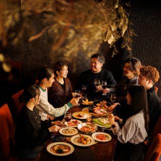 家族の集まりや誕生日など、ちょっとしたお祝いシーンに活躍。大皿料理を囲みながら、気取らずリラックスした食事の時間を過ごせます。