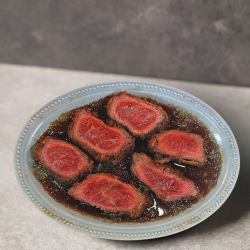 低温熟成和牛生牛肉排 ~日本胡椒与红酒的完美融合~