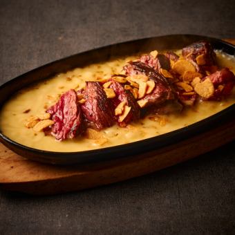 Skirt steak with garlic and cheese sauce