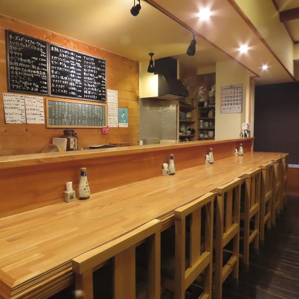 カウンター席ではオープンキッチンでのライブ感溢れる時間が、料理への期待を高めます。快適に過ごせるよう工夫された椅子が、リラックスを促進。食と雰囲気、どちらも楽しめる贅沢なひとときをお過ごしください。