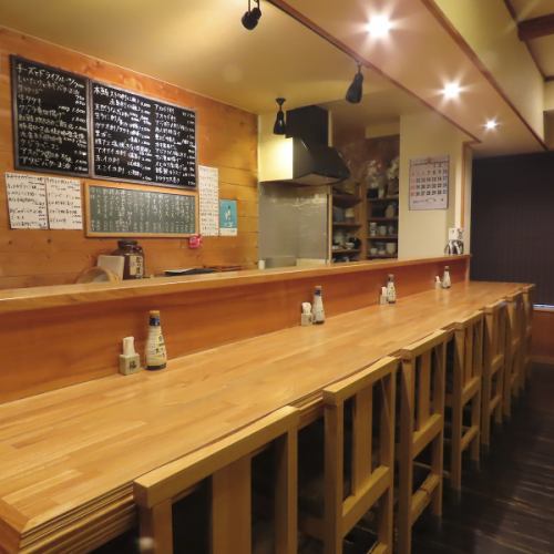 <p>カウンター席ではオープンキッチンでのライブ感溢れる時間が、料理への期待を高めます。快適に過ごせるよう工夫された椅子が、リラックスを促進。食と雰囲気、どちらも楽しめる贅沢なひとときをお過ごしください。</p>