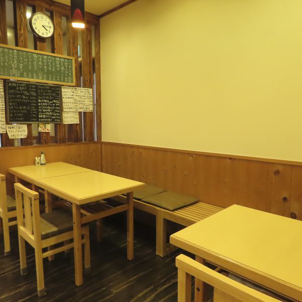 2名様用のテーブルを3つご用意しており、親しい人との食事に最適です。また、6名から8名での宴会も可能で、楽しい時間を共有する場をご提供します。貸し切りの利用についても条件によっては承りますのでご相談ください。営業時間外の予約も可能な場もございます、事前のお問い合わせをお待ちしております。