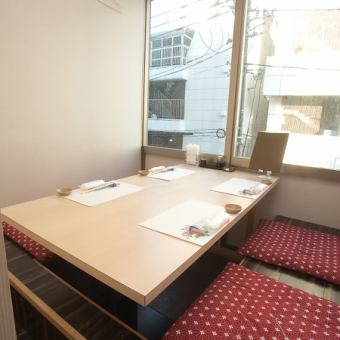 [Horigotatsu Private Room / Up to 4 people] There are 6 Horigotatsu Private Rooms for small groups, 3 rooms for 4 people and 3 rooms for 6 people.