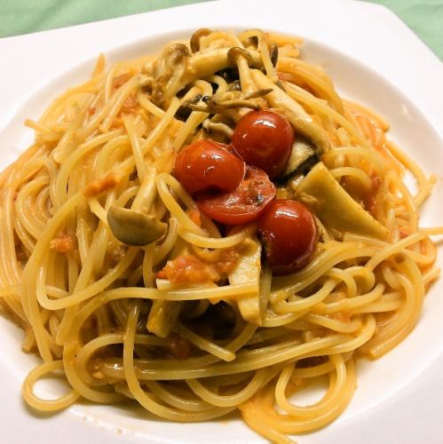 Crab and tomato cream sauce pasta