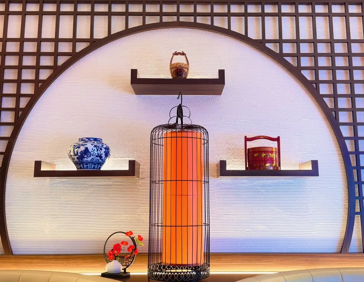 店内は、中華風のインテリアに落ち着いた雰囲気の照明が魅力。寛ぎの空間でお食事をお楽しみいただけます。