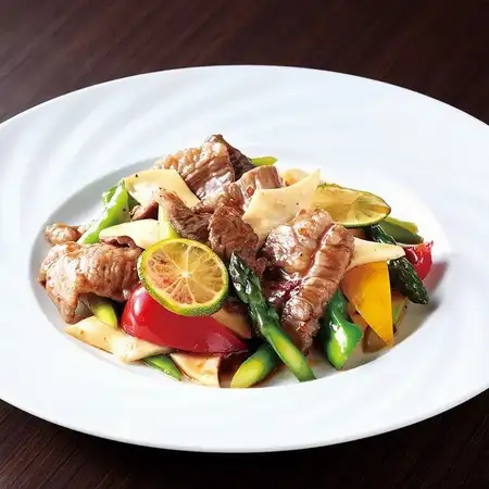 和牛ばら肉と彩り野菜の香辣醤炒め