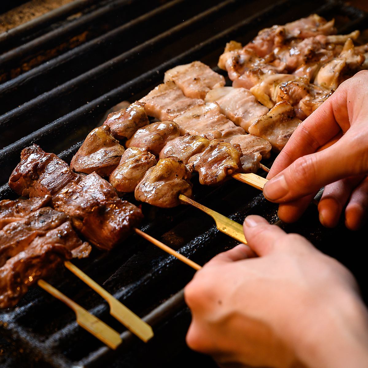 一本一本手打ちで仕込み、炭火で焼き上げる本格焼き鳥