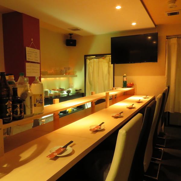 カウンター席は６名までご案内可能です！一人飲みから二、三次会など様々なシーンで利用可能です。