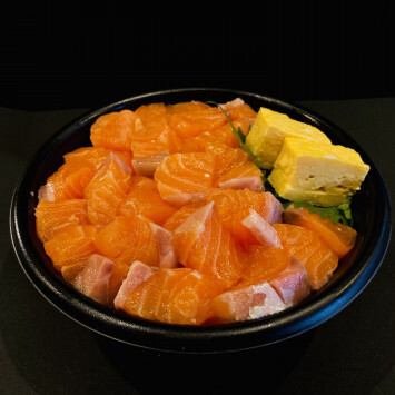 Raw fatty salmon bowl