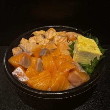 Raw fatty salmon & grilled salmon bowl