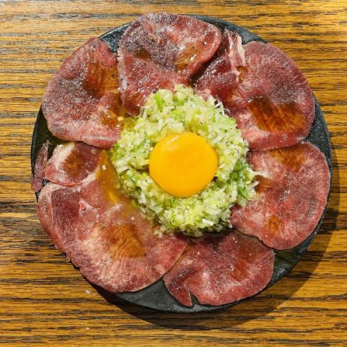 牛タン炙りねぎ塩ユッケ