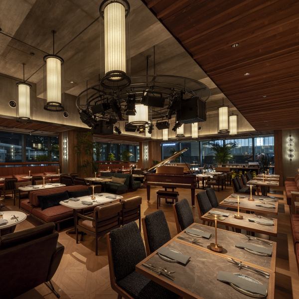 BLUE NOTE JAPANがプロデュースするカフェダイニング。ダイニング120席、カフェ80席の大型店舗です。木目調の家具やシックな色をベーシックにした、お洒落で上質な空間を演出。センターステージを囲むように座席を配置し、DJを中心に定期的に生のLIVE演奏が楽しめます。