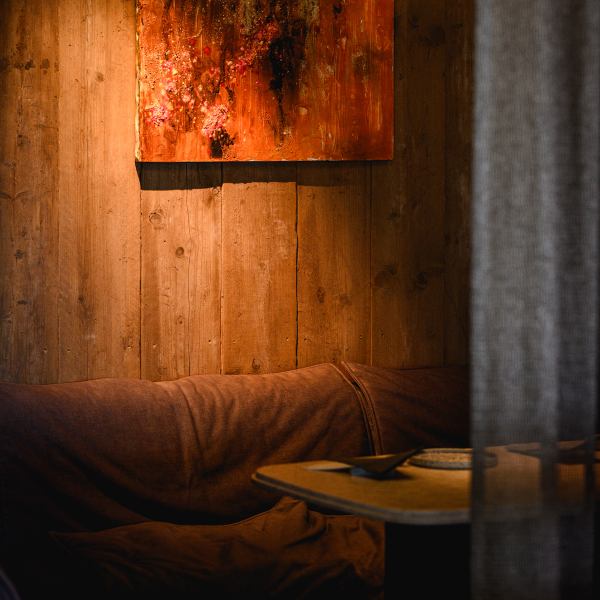 個室席は誕生日会や女子会など様々なシーンでのご利用におすすめです。また、メッセージプレート付きホールケーキのご用意もございますので、記念日のお祝いなどにもぜひご使用ください。上質な空間で、大切な方との贅沢なひと時をお過ごしいただけます。